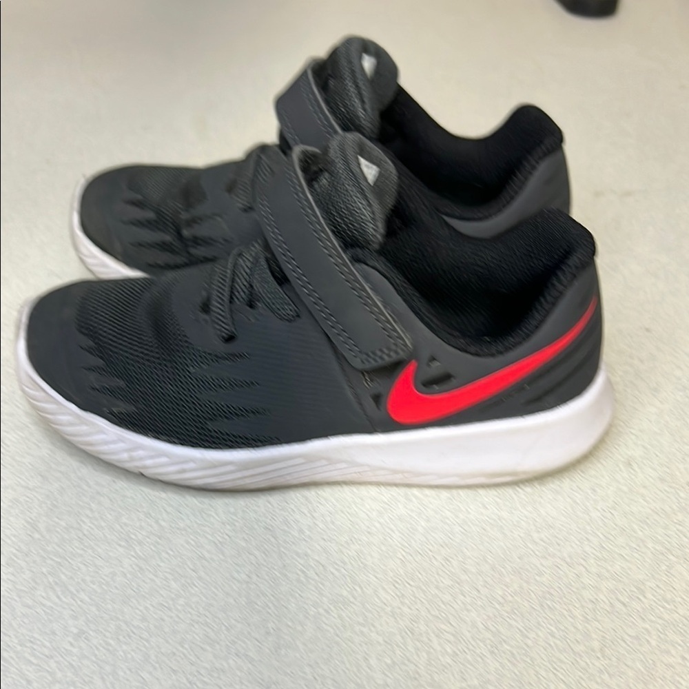 Nike Black and Green Sneakers with Velcro Strap - Picture 4 of 7